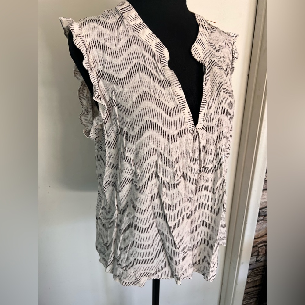 Universal Thread Women's Size XL black/white ruffled sleeve top -V-Neck